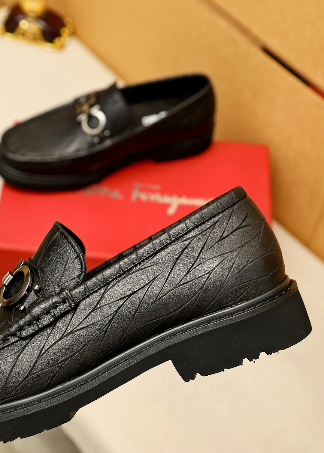 Men's shoes 💰520 💐 Product trademark: Ferragamo "Ferragamo" casual leather shoes Regular size: 38-44 (45.46🉑️customized) Product materials: Selected imported first-layer calfskin embossed upper + original hardware buckle, imported water-dyed cow leather lining. Strong three-dimensional visual effect, original outsole color: 1⃣️color optional
